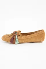 Mocasin de gamuza color camel, con detalle de flecos decorativos en la parte frontal en tonos marrón, violeta y verde agua.