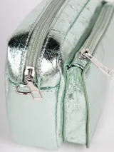 Cartera tipo bandolera color verde agua metalizado, confeccionada en símil cuero. Tiene correa desmontable y regulable, bolsillo frontal externo con cierre y compartimento principal con dos bolsillos internos.