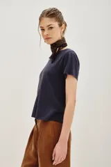 Remera de cuello redondo y manga corta en color azul oscuro, con un sutil estampado lineal de un felino en el centro del pecho.