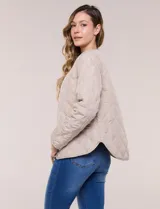 Campera matelaseada color verde militar con diseño capitoneado de rombos, escote redondo sin cuello y cierre frontal con broches a presión. Cuenta con bolsillos frontales oblicuos y ruedo curvo con aberturas laterales.