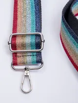 Correa de tela multicolor con rayas horizontales y herrajes metálicos plateados.