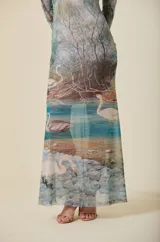 Vestido largo de tul con estampado artístico de cisnes en un paisaje lacustre. Presenta cuello redondo, mangas largas y corte entallado con caída fluida.