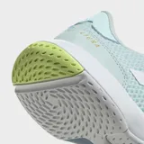 Championes Adidas Ligra 8 de diseño deportivo para cancha cubierta, color verde agua con las icónicas tres tiras laterales en blanco. Confeccionadas con exterior de malla transpirable y refuerzos de cuero sintético, cuentan con puntera Adituff para mayor resistencia y suela de caucho con detalles en verde lima.
