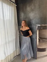 Pollera midi de tul gris con lentejuelas plateadas.