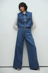 Pantalón palazzo de jean azul con rayas verticales blancas.