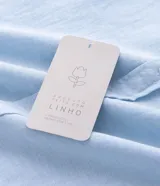 Camisa comfort de manga larga y cuello inglés, confeccionada en mezcla de lino y algodón. Presenta un diseño básico sin estampa con cierre frontal de botones.