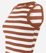 Musculosa corta de cuello redondo con diseño de rayas horizontales en blanco y negro, confeccionada en tejido texturizado con elasticidad.