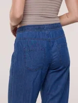 Pantalón de lino de calce holgado y caída ligera, con estampado de rayas verticales en tonos celestes y blancos. Cuenta con cintura elastizada fruncida con cordón ajustable al frente, bolsillos laterales y pierna recta.