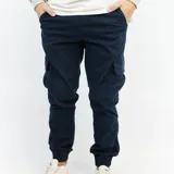 Pantalón cargo azul marino de gabardina con puño en los tobillos y múltiples bolsillos.