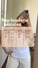 Top blanco de broderie con copas ajustables en la espalda y elástico en la cintura trasera. Breteles ajustables con detalle de ecocuero.