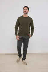 Sweater de tejido de punto color naranja melange, con cuello redondo y manga larga.