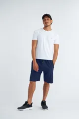 Short deportivo negro con cintura elástica ajustable con cordón, bolsillos laterales con cierre y detalles en verde flúor.