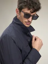 Campera casual liviana de nylon, con cierre frontal de botones a presión, cuello camisero y bolsillos frontales tipo parche.