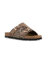 Sandalias de dos tiras con hebillas metálicas doradas, diseño animal print de leopardo, plantilla de corcho y suela de goma negra.