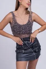 Body de lycra traslúcida con estampado animal print de leopardo.