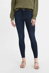 Pantalón de jean azul oscuro, corte super skinny y tiro alto.