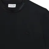 Remera Lacoste de manga corta y cuello redondo, color negro, con el clásico logo de cocodrilo bordado en el pecho.