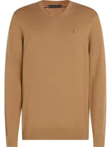 Sweater color camel de tejido de punto con cuello en V, logo de la marca bordado en el pecho y ribete con los colores de la marca en el interior del cuello.