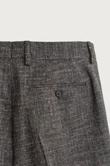 Pantalón de traje regular fit de la colección especial Aaron Levine x Zara, confeccionado en mezcla de lana y lino de color gris. Presenta diseño con pinzas delanteras, bolsillos laterales y traseros de doble vivo con botón, y cierre frontal con cremallera y gancho metálico oculto.
