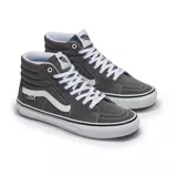 Championes Vans modelo Skate Sk8-Hi de caña alta, color gris, confeccionados en una combinación de lona y gamuza. Presentan la icónica banda lateral blanca, suela de goma vulcanizada con diseño de gofre y cordones blancos.