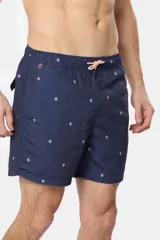 Short de baño azul marino con estampado sutil, cintura con elástico y cordón ajustable, bolsillos laterales y suspensor de malla interior.