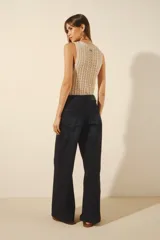 Jean de corte oxford tiro alto, confeccionado en denim confort azul oscuro con muy poco elastano. Presenta cierre y botón, y forrería estampada en los bolsillos.