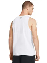 Musculosa deportiva Under Armour de corte clásico, color blanco con el logo de la marca estampado en negro en el centro del pecho.