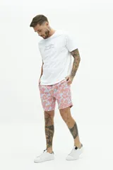 Short de baño de largo medio, con estampado de rayas verticales en tonos celeste y blanco. Posee cintura elástica con cordón de ajuste negro y forro interior amarillo.