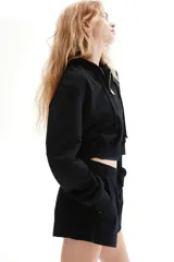 Campera con capucha y cierre frontal, color negro, de corte cropped y holgado, con hombros caídos y puños y bajo acanalados.