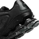 Championes Nike modelo Reax 8 SL, de color negro, con tecnología de amortiguación en el talón, perforaciones laterales para mayor transpirabilidad y diseño deportivo.