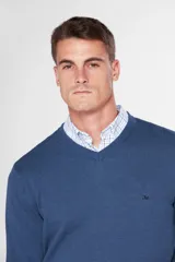 Sweater de hilo color borgoña, con cuello en V y logo bordado en el pecho.