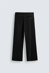 Pantalón de corte wide fit confeccionado en pana de algodón color marrón oscuro. Presenta bolsillos frontales, bolsillos traseros de vivo con botón y cierre frontal con cremallera y botón.