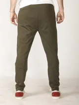 Pantalón de jogging color bordó, corte slim fit, con cintura ajustable con cordón y puños en los tobillos. Presenta cortes diagonales en las piernas y bolsillos frontales.