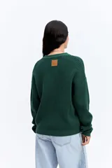 Sweater de tejido acanalado en color beige, con cuello redondo y diseño de calce relajado.