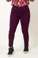 Calza color borgoña con cintura alta, sin cierre, con falsos bolsillos delanteros y bolsillos traseros con detalle de vivo de cuero en bolsillos y laterales.