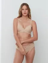 Bombacha tipo brief de microfibra con detalle de encaje en la cintura. Ofrece cobertura completa en la parte trasera y cuenta con elásticos planos para un acabado invisible bajo la ropa.