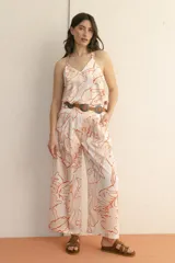 Pantalón palazzo de tiro alto, color blanco con estampado de hojas en color ladrillo.