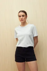 Short de jean azul oscuro, de tiro alto y corte ajustado.