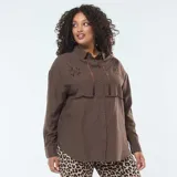 Camisa marrón de manga larga con bordados calados y cierre con botones.