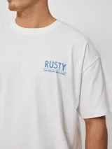 Remera oversize de algodón blanca con estampa en el pecho y la espalda de la marca Rusty.