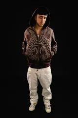 Hoodie con cierre frontal, color marrón, con diseño estampado de hojas de acanto en color blanco que recorre el frente y las mangas. Cuenta con bolsillos laterales y costuras visibles.