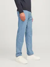 Pantalón jean celeste de corte recto, con tiro medio y calce relajado. Confeccionado en tejido de sarga 100% algodón, con cierre de cremallera y botón. Diseño clásico de cinco bolsillos.