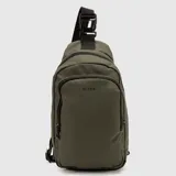 Bolso tipo bandolera de diseño ergonómico, color verde militar, con correa ajustable y cierres impermeables. Cuenta con tres divisiones internas y logo de la marca estampado en el frente.