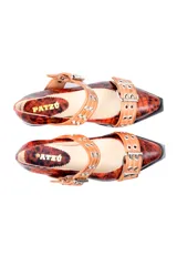 Zapato tipo Mary Jane de cuero con estampado de rosas y patrón de cuadros, con doble tira con hebillas metálicas y suela plana negra.