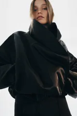 Chaqueta bomber negra ZW Collection con acolchado interior, cuello envolvente de solapa cruzada, mangas largas con puños elásticos y bajo con elástico.