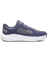 Championes Under Armour modelo Charged Versurge, color gris azulado con detalles en blanco. Presentan una parte superior que combina malla transpirable con revestimientos de gamuza sintética, mediasuela Charged Cushioning para mayor amortiguación y suela de goma resistente.