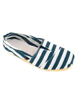 Alpargatas de tela a rayas horizontales azules y blancas, con suela plana color beige.