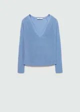 Buzo de punto fino con acabado brillante de lúrex, color azul claro, con cuello en pico y manga larga de diseño recto.