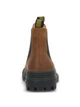 Botín tipo Chelsea color marrón, con paneles elásticos laterales negros y tiradores superiores con detalle de tejido amarillo. Cuenta con una suela de goma robusta y dentada de color negro, diseñada con tecnología de amortiguación.
