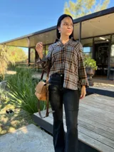 Botas cortas de cuero color marrón con suela track negra. Presentan dos correas ajustables con hebillas metálicas plateadas en el empeine y cierre lateral interno.